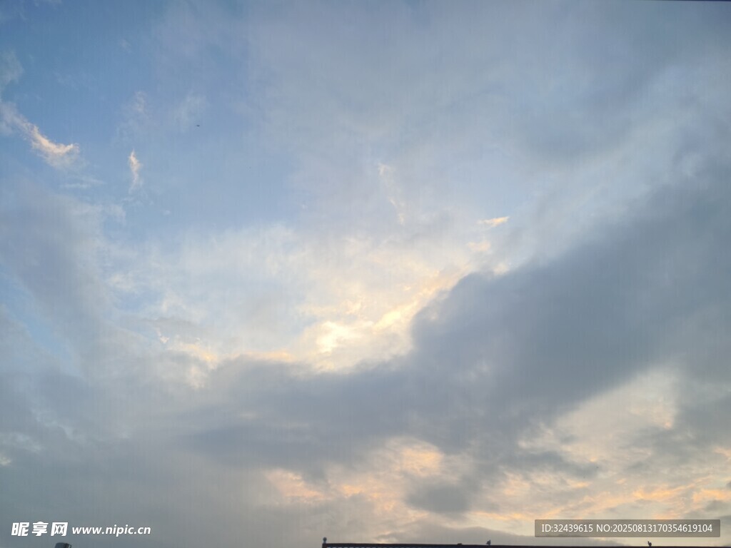 傍晚天空的夢(mèng)幻云彩