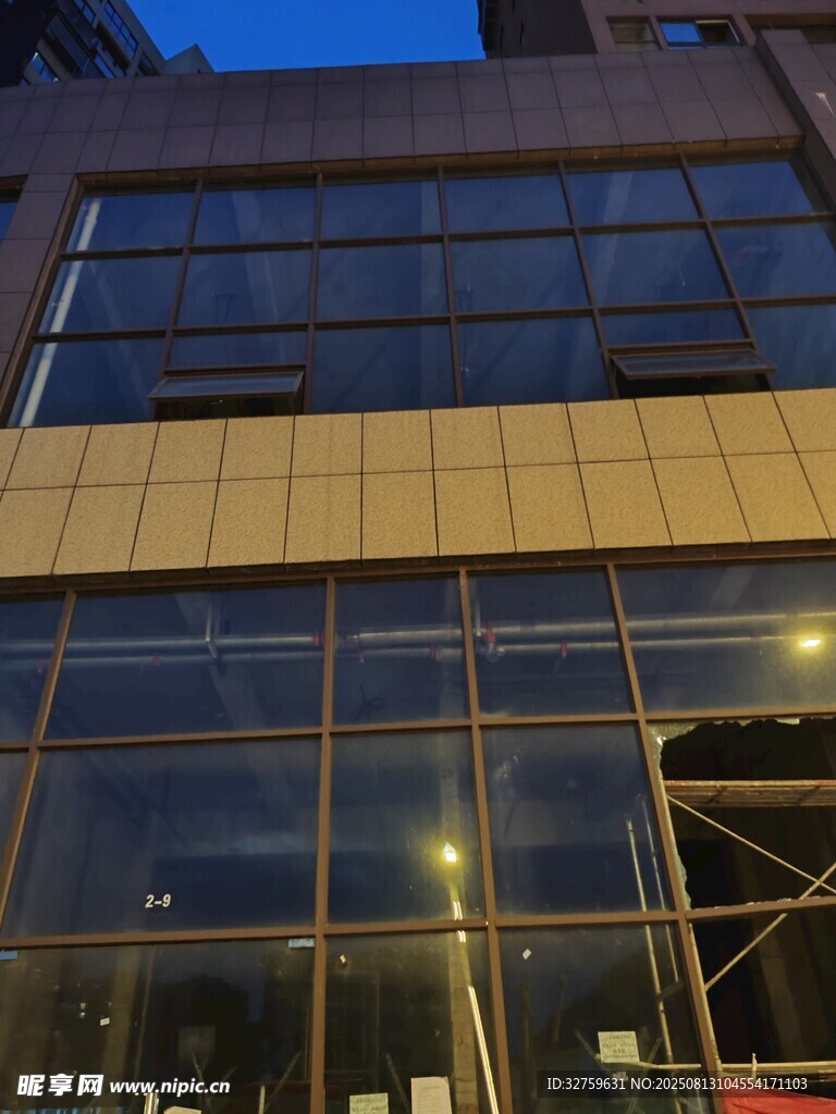 現(xiàn)代玻璃幕墻建筑外觀