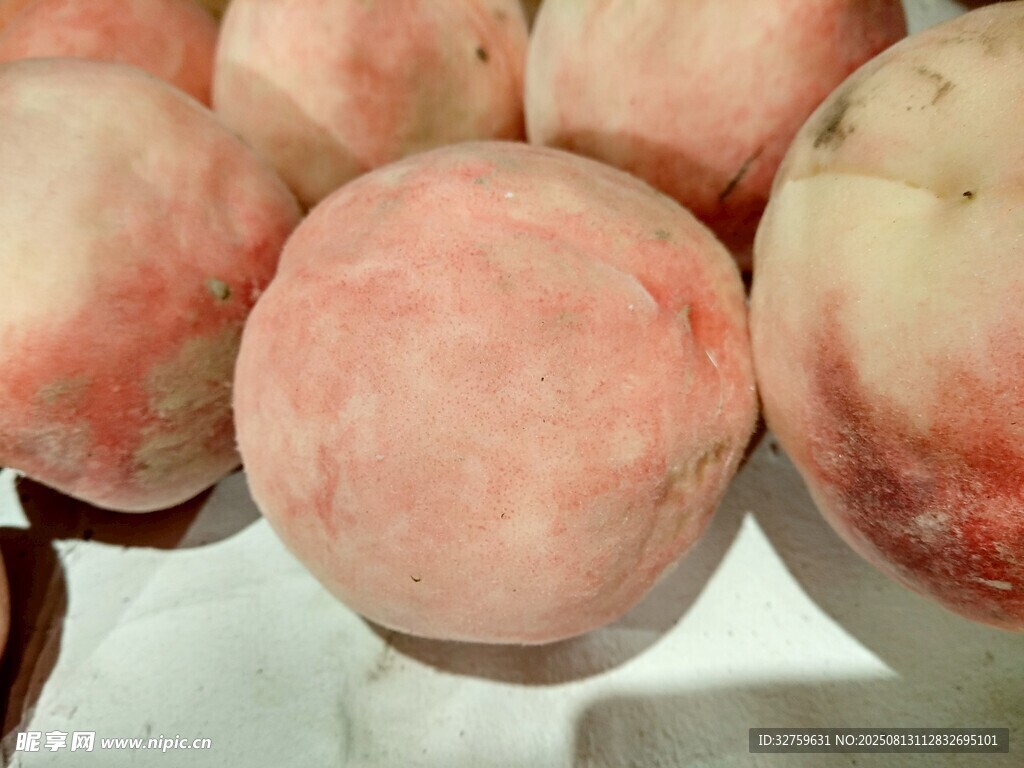 新鮮粉嫩水蜜桃
