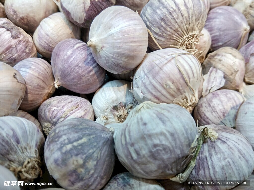 一堆紫皮大蒜