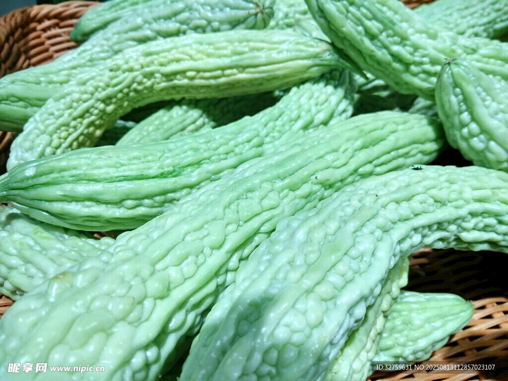 新鮮苦瓜擺放在竹籃中