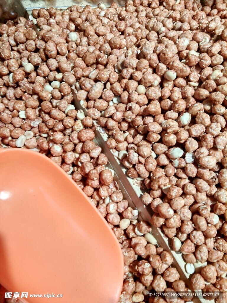 晾曬中的花生及橙色工具