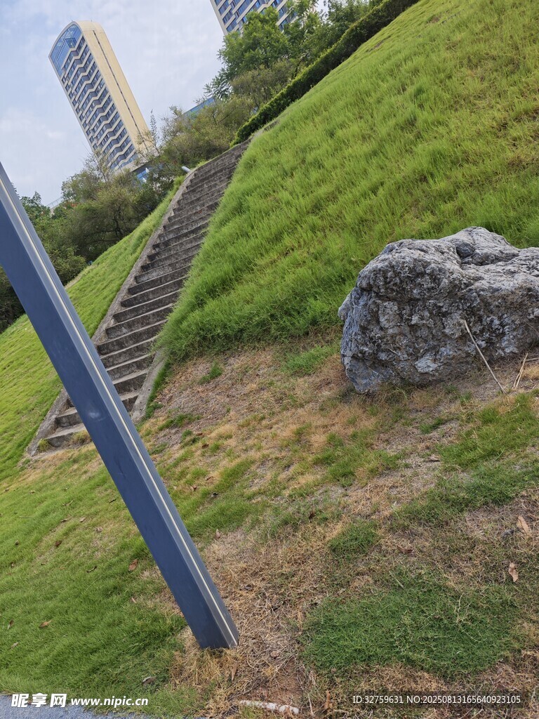 山坡上的石梯與金屬桿