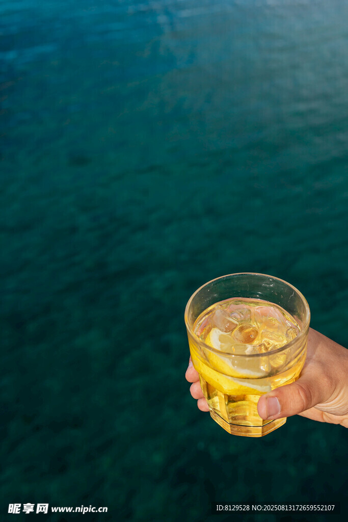 手持飲品于碧海之上