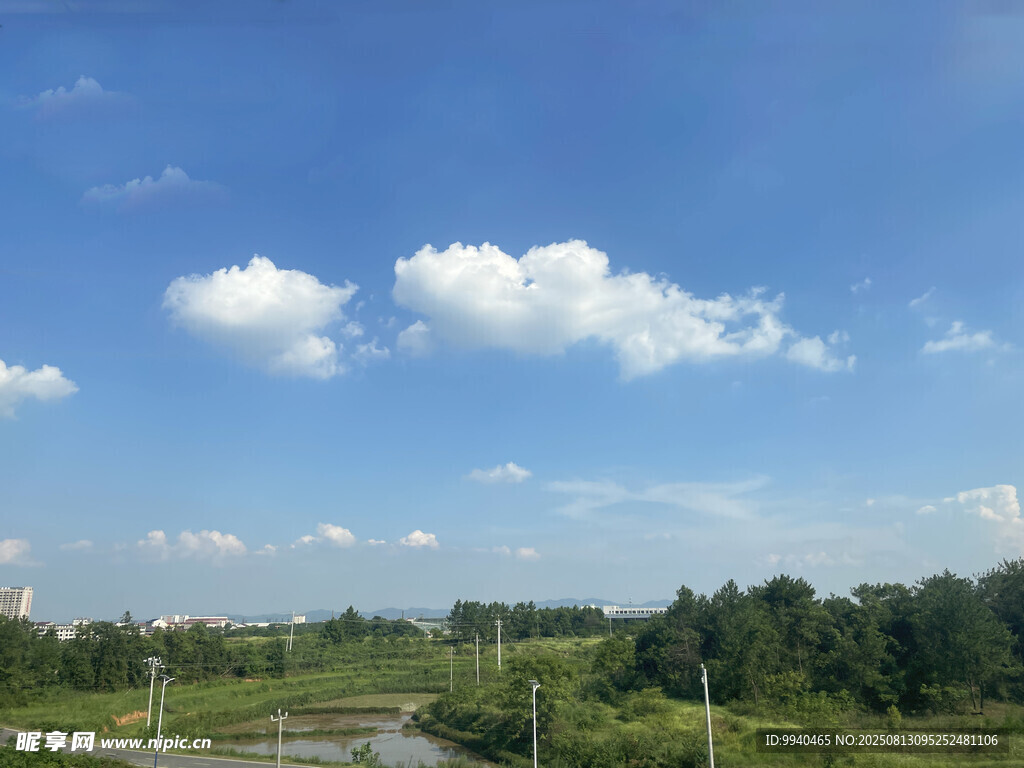 藍天白云下的田野風光