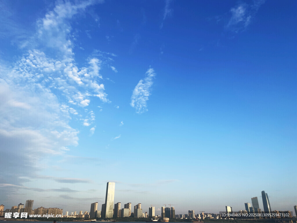 城市天際線與藍(lán)天美景