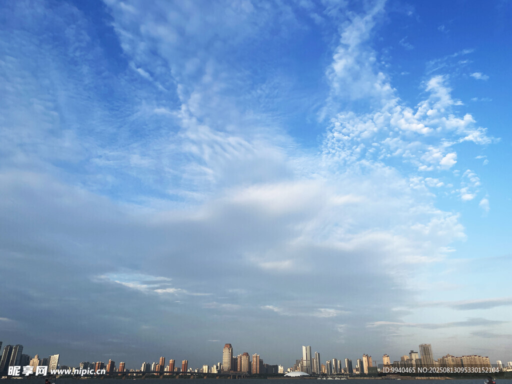 城市天際線與藍天白云