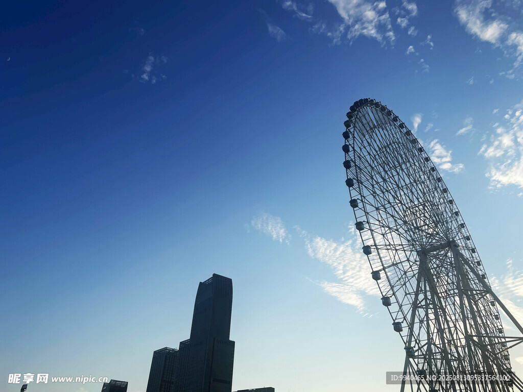 城市中的摩天輪景觀
