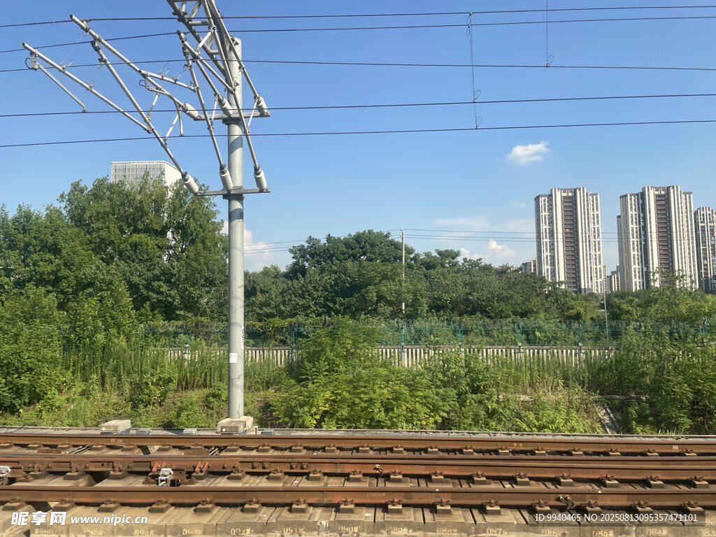 鐵軌旁的城市與自然景觀