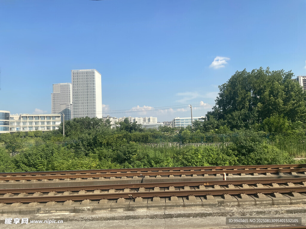 鐵軌旁的城市與綠植景觀