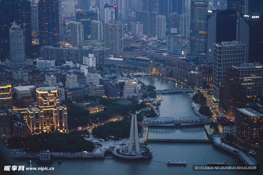 城市河畔夜景風(fēng)光
