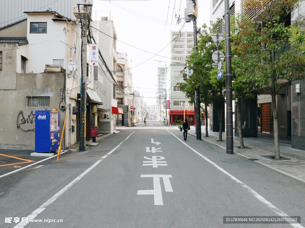 空曠的城市街道景象