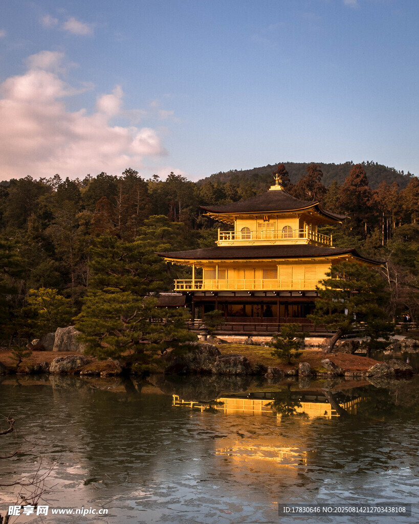 金閣寺湖畔美景