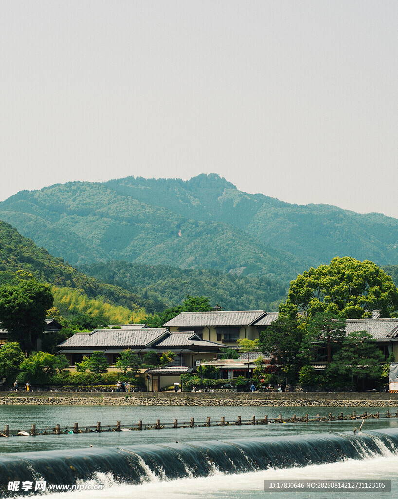 山水間的古樸村落風(fēng)光