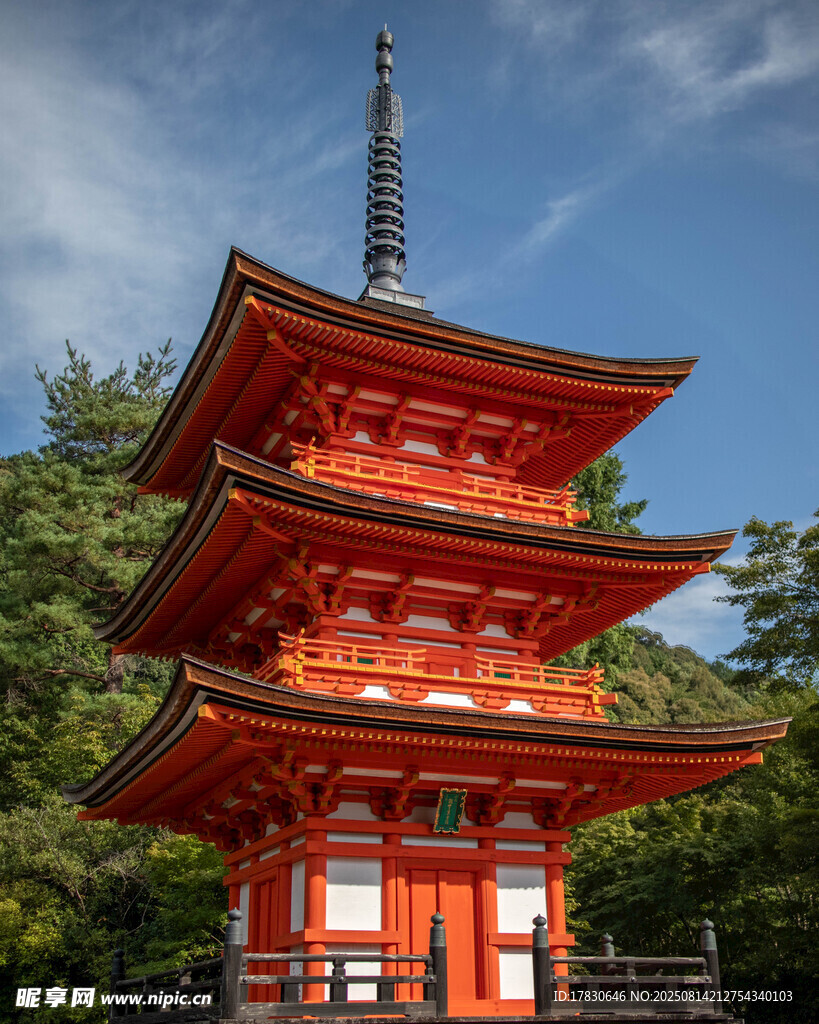日本紅色三層傳統(tǒng)寶塔