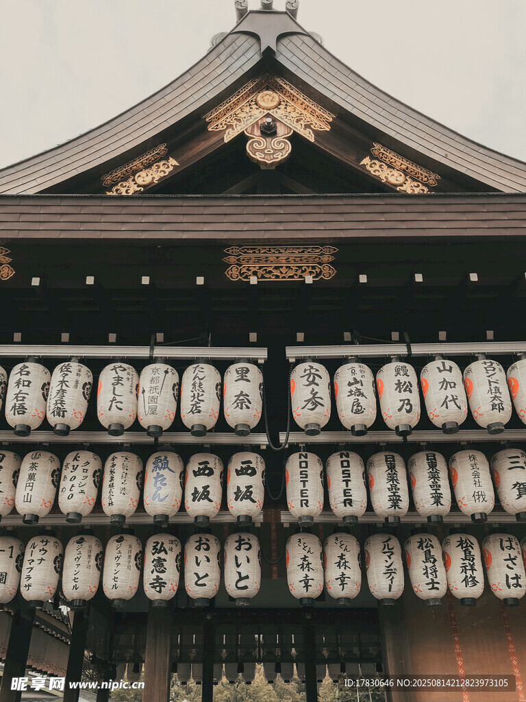 日式建筑屋檐下的祈福牌