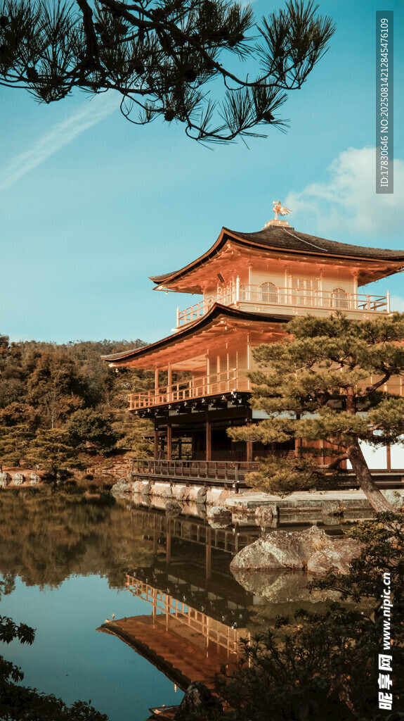 日式古建筑倒映于湖水