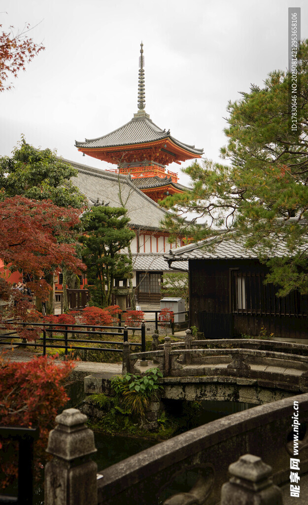 日式古寺秋景