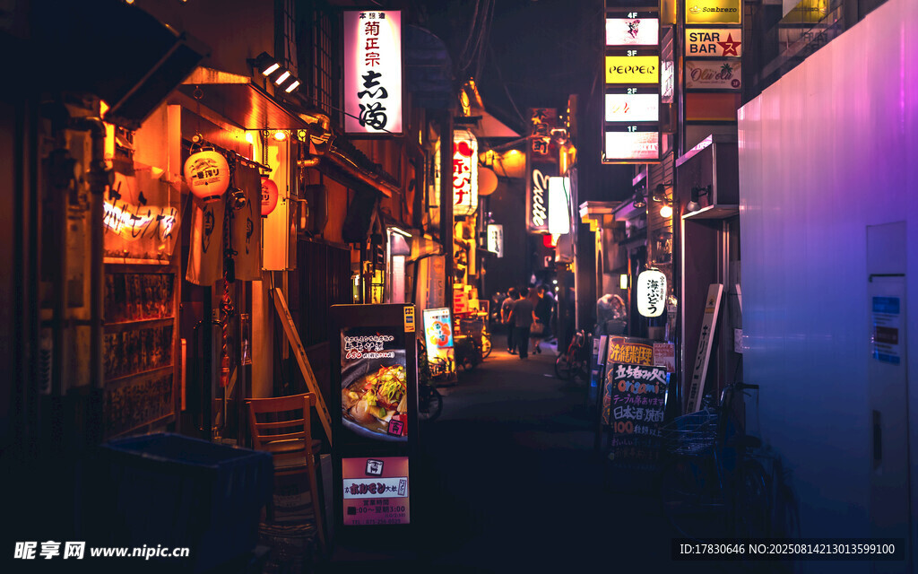 霓虹閃爍的熱鬧街道夜景
