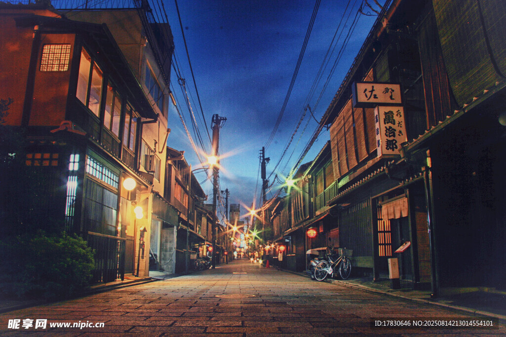 夜幕下的古樸街道