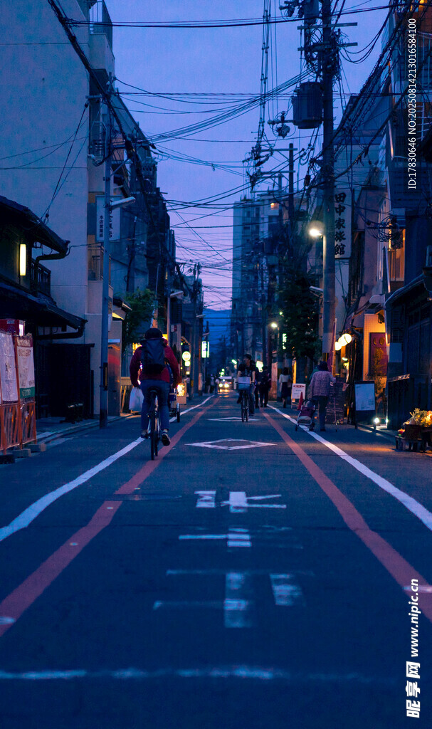 夜幕下的靜謐街道