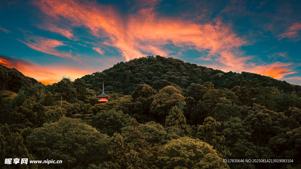 山間絢麗晚霞景色