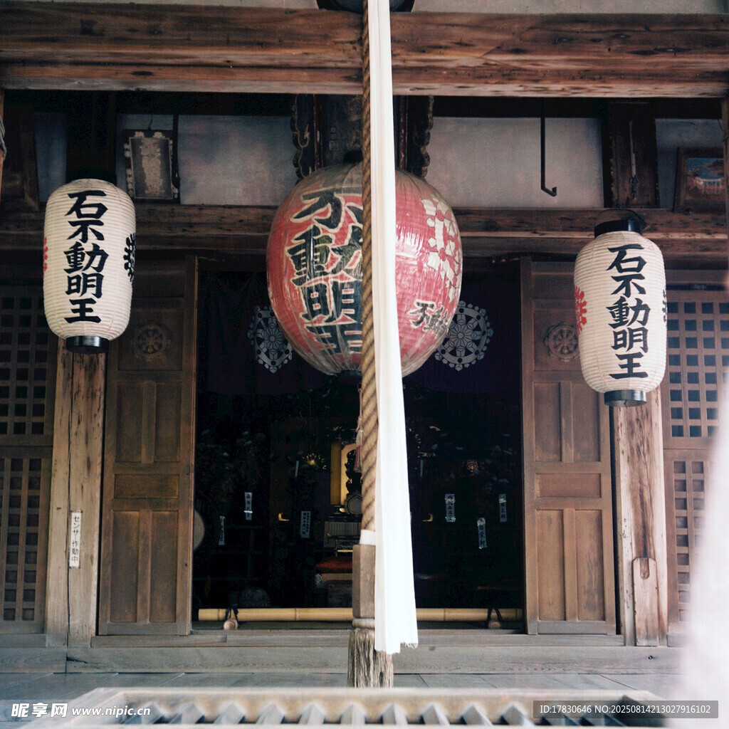 日式傳統(tǒng)建筑門前燈籠