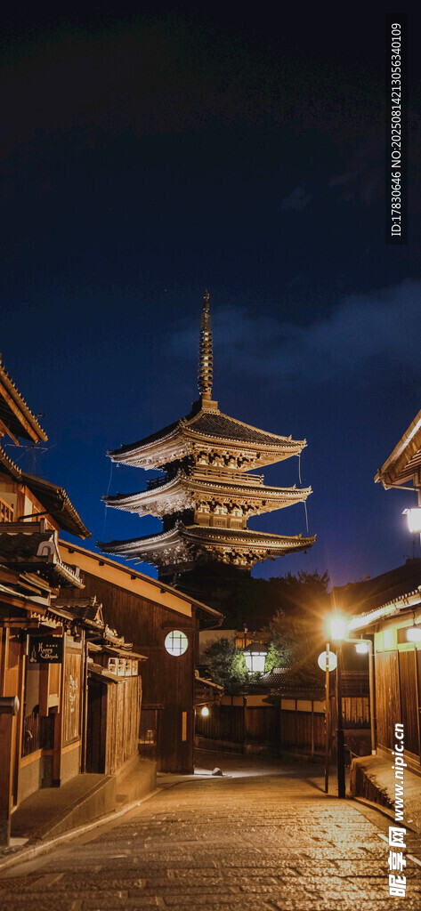 古街夜景中的中式塔樓
