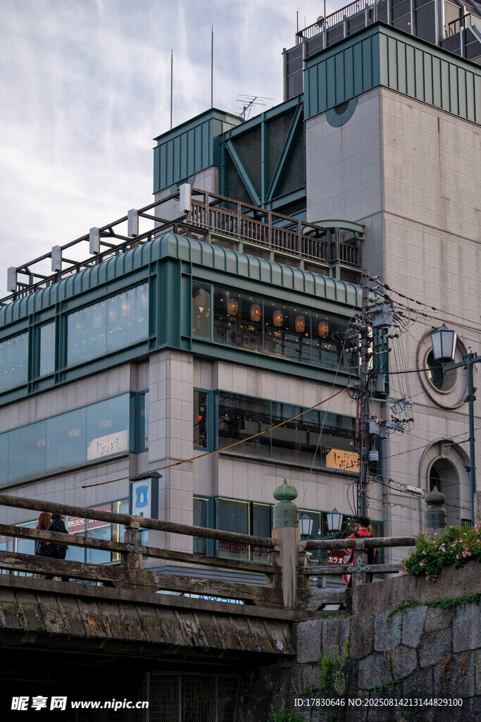 河畔復(fù)古風(fēng)建筑景觀