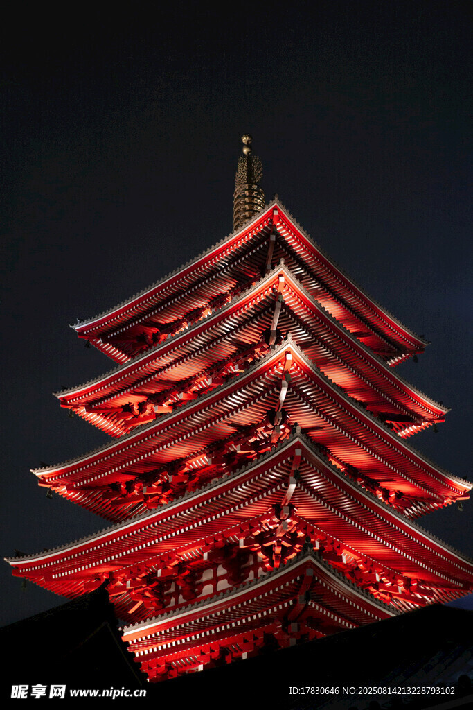 夜幕下的紅色寶塔