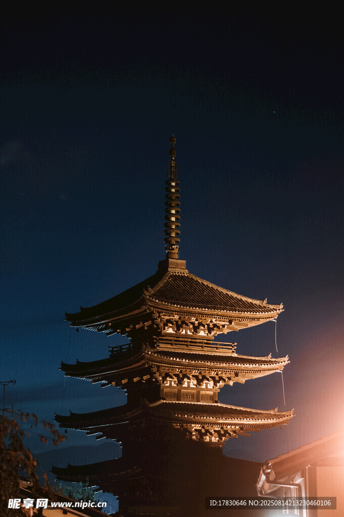 夜幕下的日式塔樓建筑