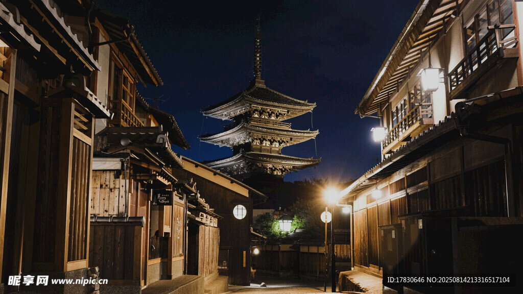 夜晚古街旁的多層塔樓
