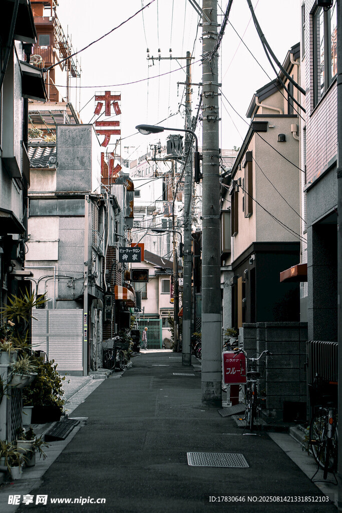 日本狹窄街道的靜謐景象