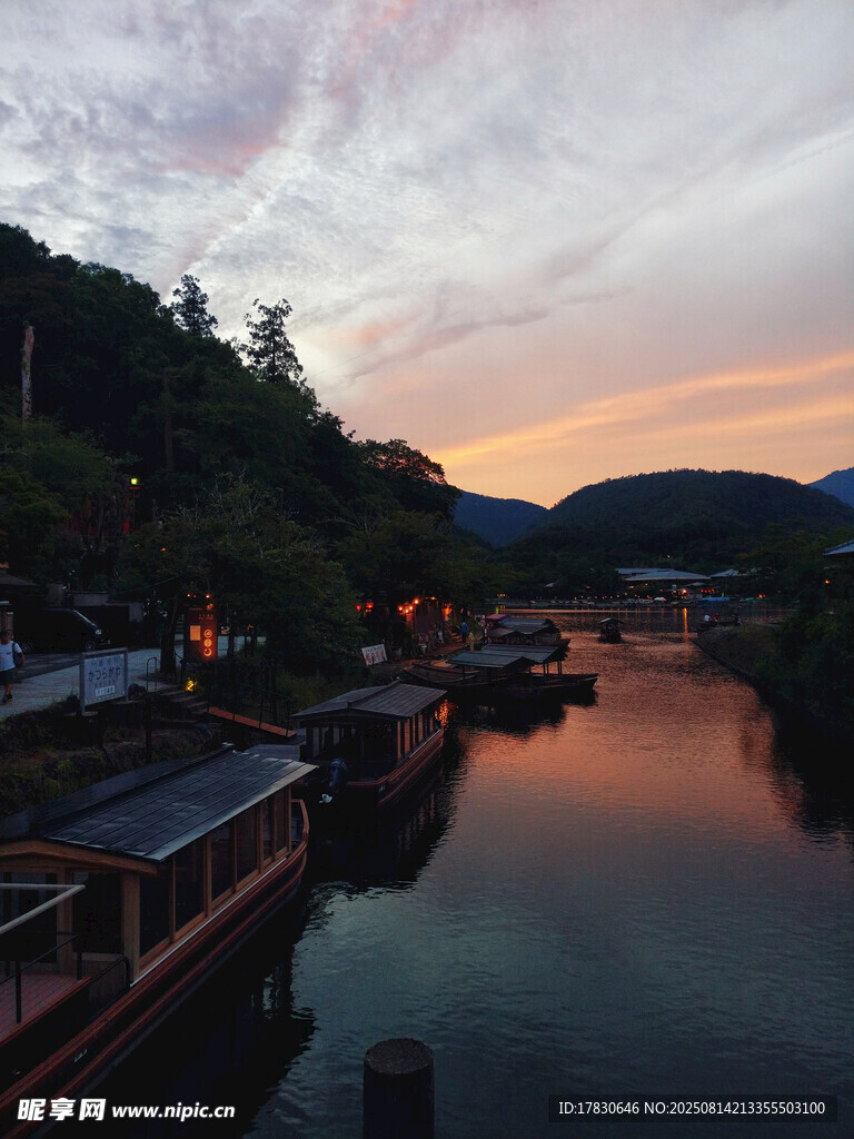 河畔暮色中的寧?kù)o村落