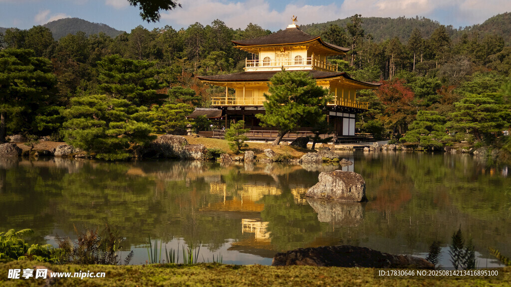 日本金閣寺湖畔美景