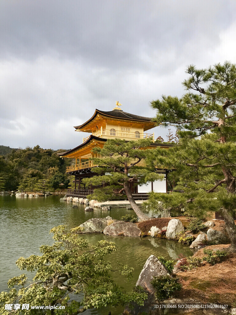 日本金閣寺湖畔景致