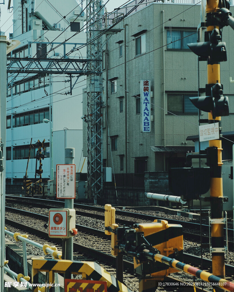 鐵路旁的工業(yè)建筑場景