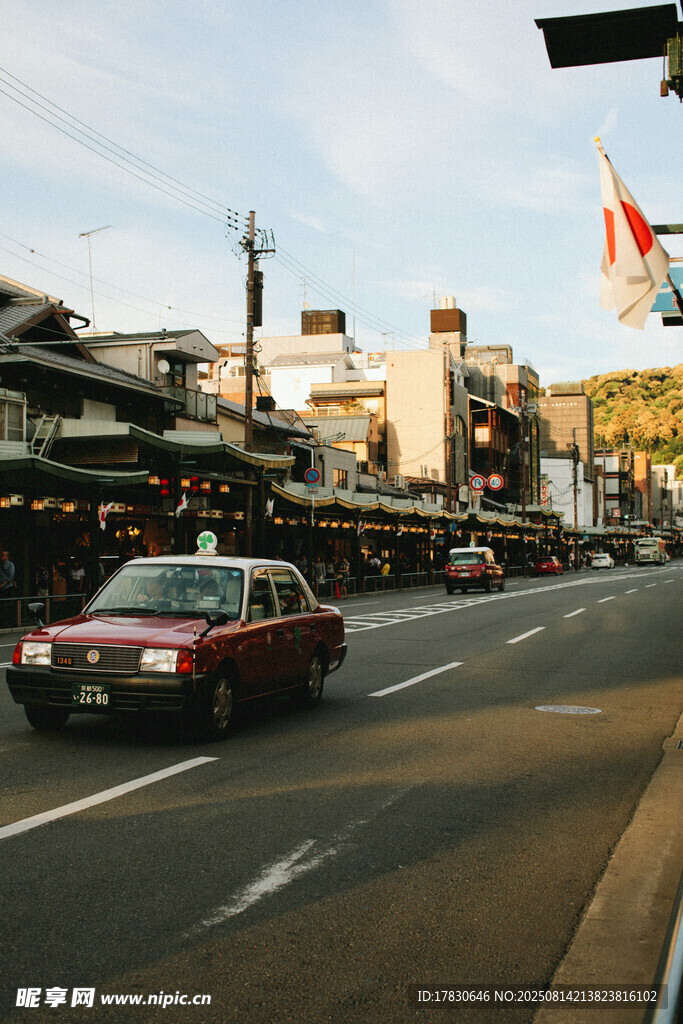 城市街道上的行駛車輛