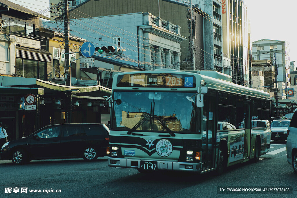 城市街頭行駛的復(fù)古公交車
