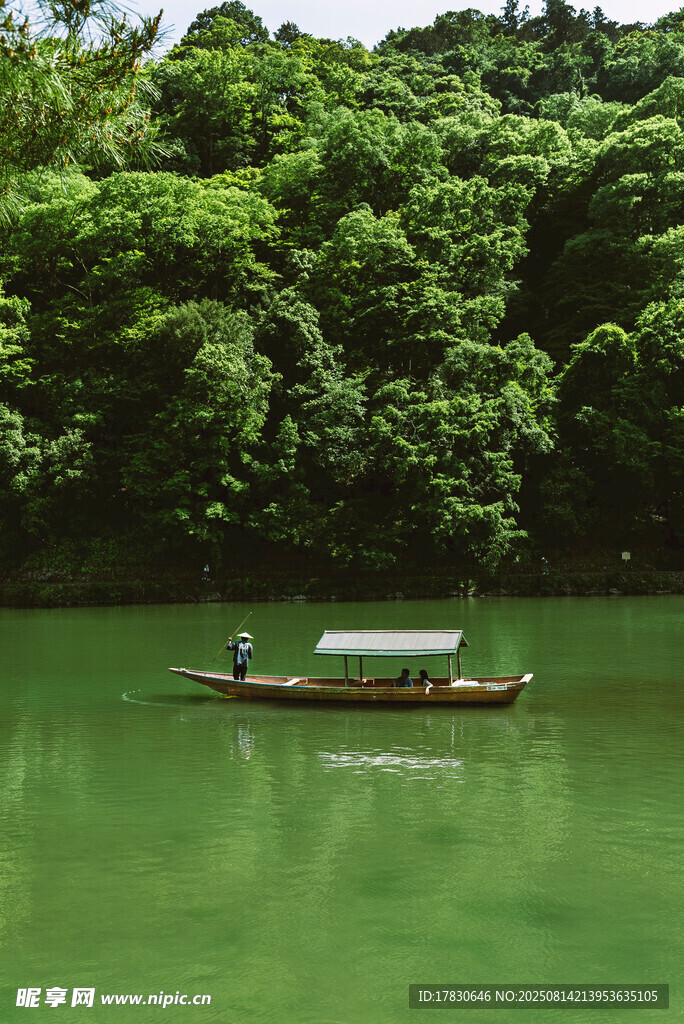 青山綠水間的泛舟景致