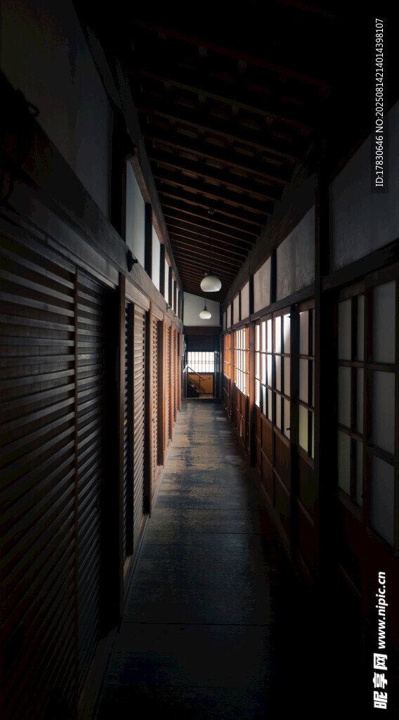 昏暗狹長走廊的靜謐景象