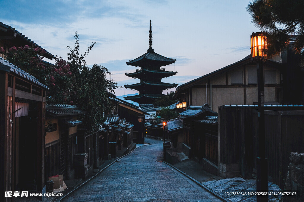 日式古街與多層塔樓景觀