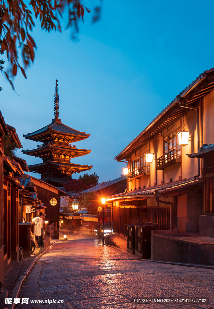 古街夜景中的塔樓建筑