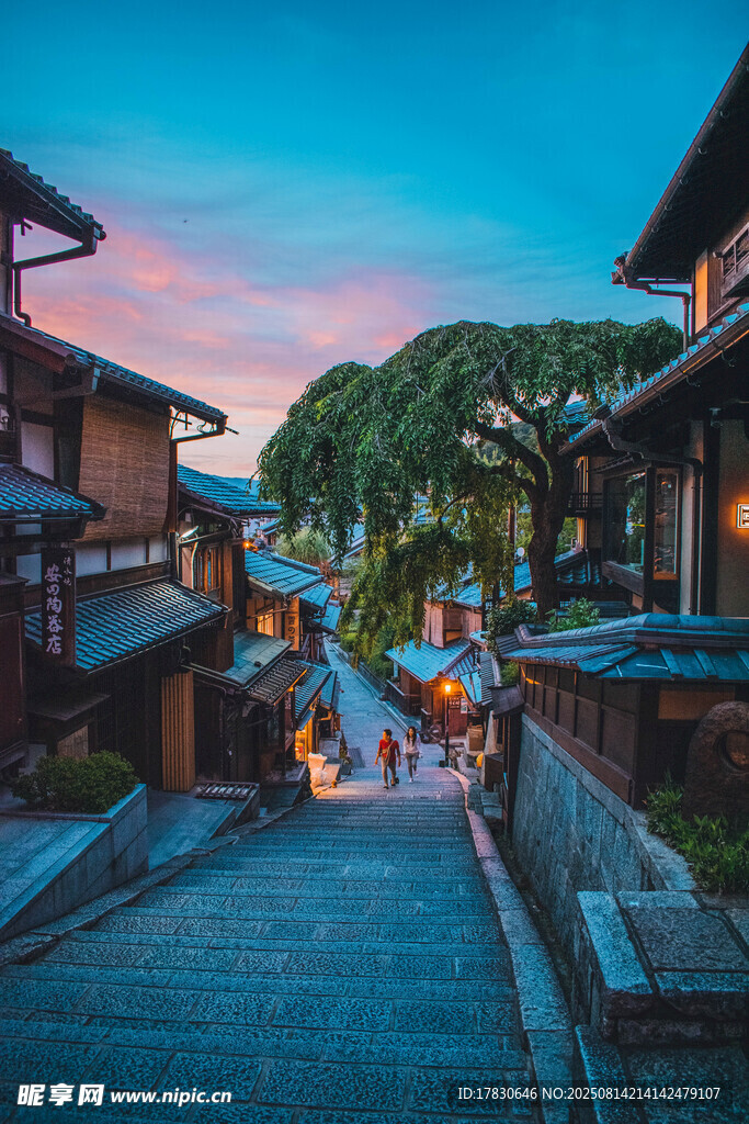 古巷暮色中的傳統(tǒng)建筑風(fēng)光