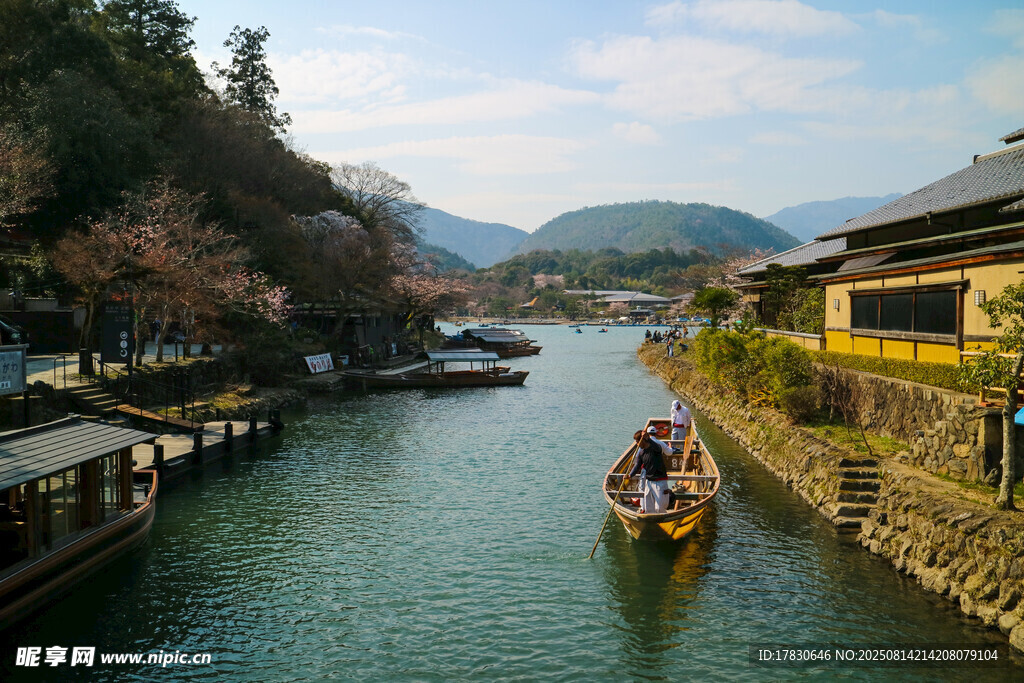 水鄉(xiāng)河道小船悠然景致