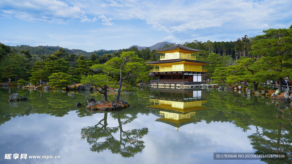 金閣寺倒映于寧靜湖水