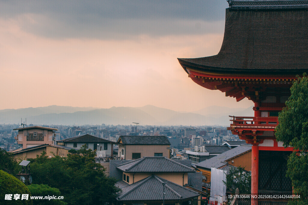 日式古建筑俯瞰城市景觀