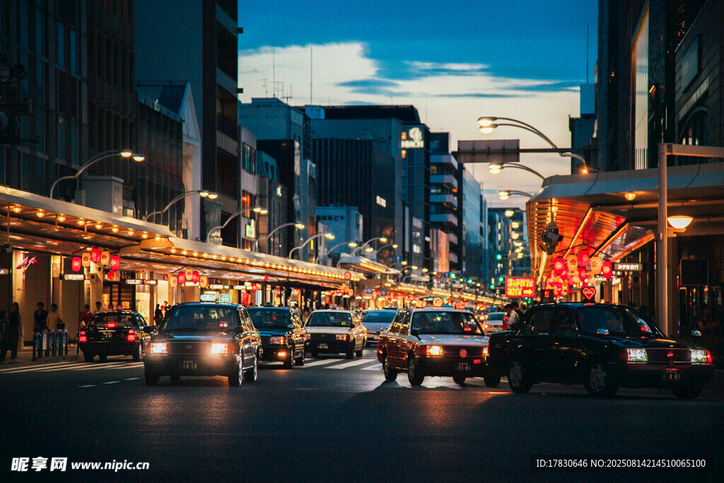 城市夜幕下的繁華街道