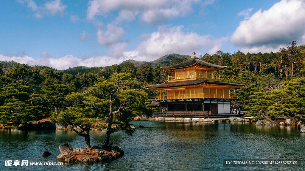 金閣寺湖畔美景
