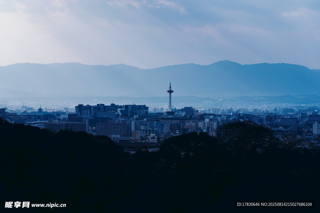 城市遠(yuǎn)山暮色景觀